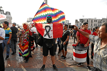 Perú completa un mes en estado de excepción, medida que fue dictada y extendida ayer por la presidenta, Dina Boluarte, con el objetivo de contener las protestas en su contra, en las cuales ya han muerto cerca de 50 personas. Así busca apaciguar el país, mientras se anuncia que nuevas marchas irán hasta Lima desde el sur del país. Los manifestantes, seguidores del expresidente Pedro Castillo, exigen que se hagan elecciones generales inmediatas. 