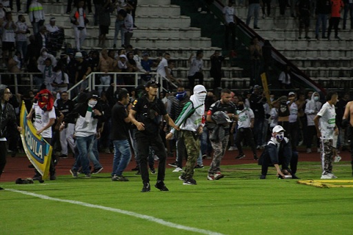 Foto|Luis Fernando Trejos|LA PATRIA La violencia ejercida por quienes se dicen llamar hinchas en el partido del martes entre Once Caldas y Alianza Petrolera, además de dejar un saldo de 28 heridos y daños a bienes del Estado, obliga a tomar decisiones para acabar de una vez por todas con la violencia en los estadios y esto se logra individualizando a los responsables y llevándolos a la justicia e impidiendo que vuelvan a entrar a un estadio.