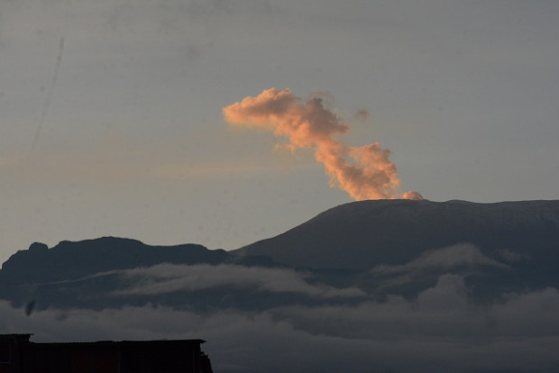 Foto|Cortesía Servicio Geológico Colombiano|LA PATRIA Si bien son importantes los recursos que lleguen a través de la figura de calamidad pública por el cambio de actividad del volcán Nevado del Ruiz, en caso de una erupción, preocupan asuntos como la necesidad de instalar más y nuevas antenas que permitan una comunicación efectiva y oportuna con los habitantes de la zona de influencia para avisarles de cualquier eventualidad. En algunas existentes no entra la señal y eso tiene que tenerlo en cuenta el Gobi