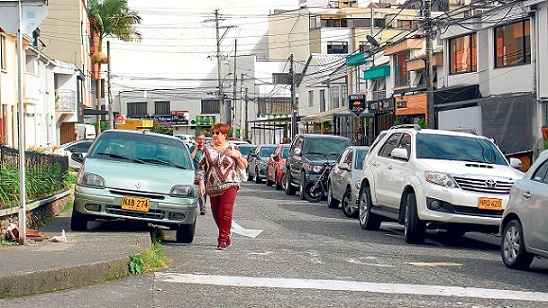 Foto|LA PATRIA El crecimiento del parque automotor en Manizales y la escasez de espacios para estacionar, sumado al irrespeto de las normas y el poco control son elementos que se conjugan a diario para promover en la ciudad el mal parqueo en sitios prohibidos. No es un asunto de poca monta, teniendo en cuenta que la población local cada vez es de mayor edad y requiere espacios más aptos para transitar.