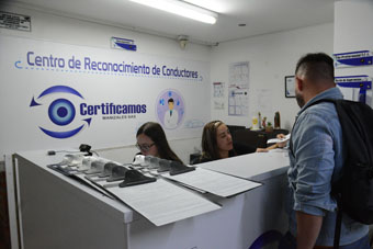 El martes vence el plazo en Colombia para renovar licencia de conducción entre los que se beneficiaron de la ley que amplió el tiempo para realizar el trámite. En Manizales, de unas 60 mil u 80 mil licencias, han renovado solo 30 mil y sigue la congestión en los Centros de Reconocimiento de Conductores para dar certificados. Por eso, sin licencia renovada no debe conducir ningún vehículo para evitarse multas.