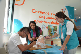 Lo que hacen las tres voluntarias y dos practicantes en la Fundación Mi Refugio en Manizales es digno de aplaudir por el impacto alcanzado. En dos años esta entidad ha logrado con sus programas la reincoporación en la sociedad de habitantes de y en la calle alejándolos del consumo de sustancias y forjando en ellos proyectos de vida.