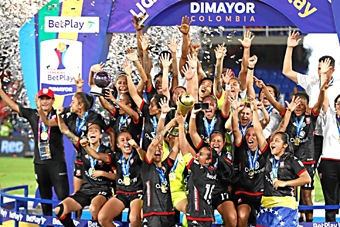 Independiente Santa Fe ganó el viernes la séptima Liga BetPlay Femenina, la tercera para su historia. Las capitalinas le ganaron 2-0 al América en Bogotá y defendieron la diferencia en el estadio Pascual Guerrero. El título es el reconocimiento para un club que apoya el fútbol femenino. Once Caldas no participó, perjudicando a un puñado de deportistas.