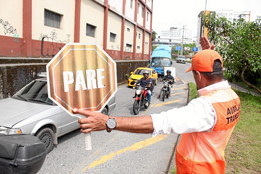 A partir de mañana la Alcaldía de Manizales hará un cierre vial entre las carreras 18 y 19 en el barrio Los Cedros, sentido Universidad Autónoma-Mallplaza, que se extenderá por cerca de un mes para la ejecución de trabajos de pavimentación en el proyecto de Intercambiador vial. Conductores y peatones deben estar atentos al desvío que se programó para no interrumpir el flujo vehicular.
