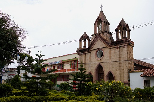 Foto | Luis F. Rodríguez | LA PATRIA La Capilla Nuestra Señora de las Mercedes de Salamina, afectada por un incendio de hace 22 años, fue entregada por el Ministerio de Cultura que la restauraba a la comunidad salamineña. La obra fue reconstruida en su interior y la fachada original se conserva. Se trata de otro proyecto que suma al conjunto arquitectónico del municipio patrimonial de Caldas.