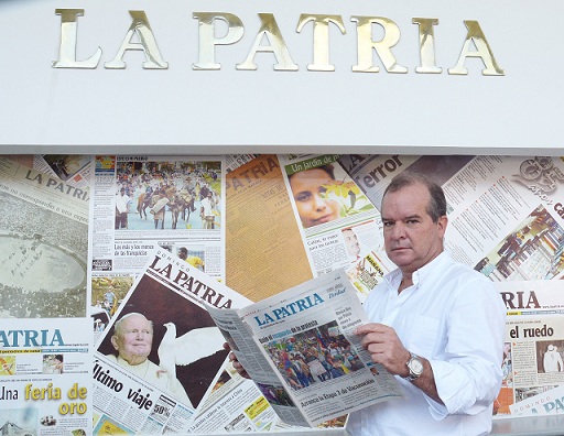 Se retira como director-gerente de LA PATRIA, quien ha ejercido como tal en el presente siglo, Nicolás Restrepo Escobar, quien supo llevar esta empresa editorial y periodística de su familia por los caminos de la modernidad empresarial y de la opinión pública. Para él, la mejor de las suertes y que confíe en que su legado seguirá dando frutos.