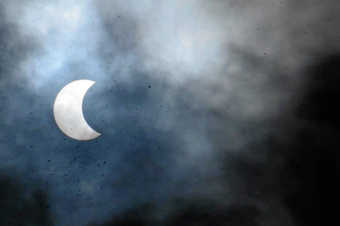 Foto|Freddy Arango|LA PATRIA El eclipse anular de Sol ocurrió el sábado y fue un fenómeno natural en el que la Luna tapó provisionalmente esta estrella, que es el centro del Sistema Solar, lo que se pudo observar desde muchos sitios de Colombia, entre ellos Manizales a pesar del clima.