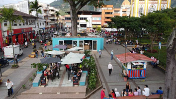 Chinchiná tendrá abierta hasta hoy la exposición que reúne en el Parque de Bolívar a 30 comerciantes en la Feria Turística y Gastronómica de la Subregión Centrosur, con el ánimo de promocionar el turismo y la gastronomía. Participan comerciantes de Manizales, Chinchiná, Neira, Palestina y Villamaría. Organiza, Cotelco Caldas.