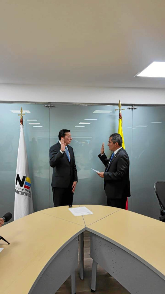 Foto|Cortesía Consejo Nacional Electoral|LA PATRIA El presidente del Consejo Nacional Electoral (CNE), Alfonso Campo, tomó el juramento al abogado caldense Hernán Penagos Giraldo como nuevo registrador nacional del Estado Civil para un periodo de cuatro años. Penagos, tras una destacada carrera como representante a la Cámara y exmagistrado del CNE, inició ayer su labor. Entre sus prioridades está implementar el nuevo Código Electoral.