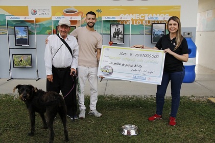 El concurso de fotografía que promueve LA PATRIA y este año se sumó Autopistas del Café tuvo como ganador en la categoría Cotidianidades a Sebastián Timarán Lasso, con la imagen de José Octavio Zuluaga Salazar, cuidador de carros en Calle Larga en Palermo, con su perro Lucas. En la categoría Animales ganó Pepe Tenaz, y en la de Paisajes se llevó el premio Michael Alzate.