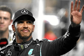 El corredor inglés de Fórmula Uno Lewis Hamilton tiene encendido el mundo del automovilismo con el anuncio de su salida de la alemana Mercedes Benz, con la que completó 12 años, y el paso en el 2025 a la escudería italiana Ferrari, de la que saldrá el piloto español Carlos Sainz. Hamilton, siete veces campeón, estuvo en la época más gloriosa de la Mercedes y anuncia que hará lo mejor para concluir su paso, este año, con ese equipo.