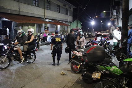 El emprendimiento que inició Daniel Mateo López Blandón en el barrio San José de Manizales es para copiarlo como estrategia de solución a problemas sociales. Creó un negocio llamado Burger Parrilla, que ha llevado seguridad a la zona, atrajo visitantes que antes no se atrevían a ir a este lugar y está generando oportunidades de trabajo y de capacitación, incluso para jóvenes.