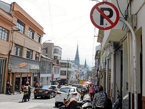 9.195 comparendos pedagógicos por mal parqueo había hecho hasta el lunes la Secretaría de Movilidad de Manizales. Refleja el abuso de las vías para estacionarse en sitios prohibidos. Por eso se piden acciones efectivas de las autoridades de tránsito, que vienen haciendo un buen trabajo, para los puntos críticos. Debe ser visto como un aporte al orden de la ciudad.