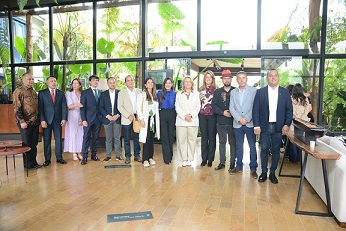 40 delegados de 15 naciones, 11 de ellos de embajadas, participan desde ayer en el encuentro Diplomacia de ciudad: estrategia de internacionalización de los territorios, organizado por la Alcaldía y la Cámara de Representantes. También se realiza el Encuentro Departamental de Gestores de Paz, en el que se dan cita líderes sociales, y desde ayer se desarrolla la 67 Feria Equina de Manizales en Expoferias.