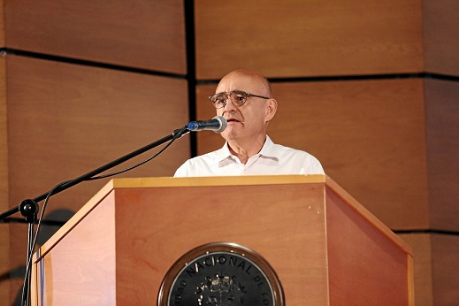 Asumió como rector de la Universidad Nacional de Colombia el profesor José Ismael Peña tras certificarlo el jueves en la Notaría 14 de Bogotá ante testigos y representantes de los estamentos de la institución. Se da aunque la ministra de Educación, Aurora Vergara, no firma todavía el acta de posesión, y en medio del descontento de estudiantes.