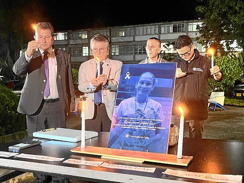 Con hondo pesar se recibió la muerte de la joven deportista María Jimena Grajales Ríos, estudiante de la Licenciatura en Filosofía y Letras de la Universidad de Caldas. Estaba jugando los zonales nacionales de fútbol femenino en Espinal (Tolima), partido en el que accidentalmente recibió un golpe que no logró superar. Nos unimos a sus familiares, comunidad académica y compañeras de equipo para rendirle un homenaje a esta supercampeona caldense.