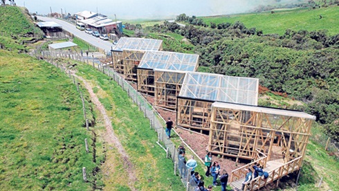 Un reconocimiento a la labor que desarrolla el vivero pedagógico de alta montaña en Torrecitas, a un costado de la vía al volcán Nevado del Ruiz, vereda Frailes (Villamaría). Vivo Cuenca viene sembrando desde el 2021 especies nativas de bosque altoandino y de subpáramo para la restauración ecológica de la cuenca del río Chinchiná y otras zonas de Caldas productoras de agua.