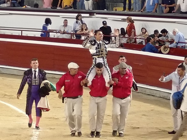 Cali sigue en su Feria Taurina, que cerrará mañana, lunes 30. En la novillada de abono, el triunfador fue el colombiano Luis Miguel Ramírez, quien cortó tres orejas de toros de la ganadería Paispamba. Los taurinos se preparan para asistir en Manizales a la Temporada Taurina del 2025, del 5 al 11 de enero, celebrando los 70 años.
