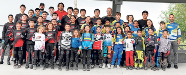 El viernes, con los entrenamientos, comenzó la Copa Nacional de BMX en la pista del Bosque Popular El Prado, que desde ayer y hasta hoy realiza las Válidas III y IV. Son 863 pedalistas, unos 53 caldenses, buscando figuración en las categorías challenger (menores) y championship (élites). Organiza la Comisión Colombiana de BMX. El viernes, con los entrenamientos, comenzó la Copa Nacional de BMX en la pista del Bosque Popular El Prado, que desde ayer y hasta hoy realiza las Válidas III y IV. Son 863 pedalistas, unos 53 caldenses, buscando figuración en las categorías challenger (menores) y championship (élites). Organiza la Comisión Colombiana de BMX.
