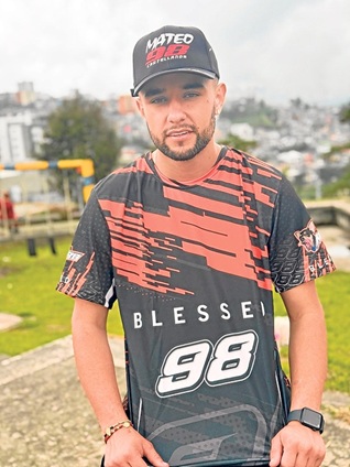 Mateo Castellanos Carvajal, manizaleño de 22 años, fue el ganador en 5 de las 13 categorías disputadas este fin de semana en la II Válida Nacional de Motovelocidad realizada en el Bosque Popular El Prado y organizada por la Liga de Caldas. Se convierte en un logro para seguir sumando en su carrera deportiva, como preparación además para salir a competencias internacionales. Mateo Castellanos Carvajal, manizaleño de 22 años, fue el ganador en 5 de las 13 categorías disputadas este fin de semana en la II Válida Nacional de Motovelocidad realizada en el Bosque Popular El Prado y organizada por la Liga de Caldas. Se convierte en un logro para seguir sumando en su carrera deportiva, como preparación además para salir a competencias internacionales.