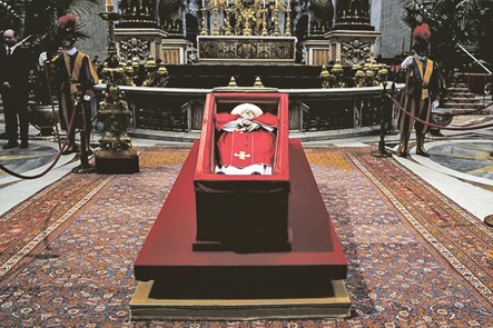 El mundo se despide hoy del papa Francisco. La Oficina para las Celebraciones Litúrgicas del Vaticano informó que la Misa exequial será a las 10:00 horas (3:00 a.m. hora colombiana) en la Plaza de San Pedro, presidida por el cardenal Giovanni Battista Re, decano del Colegio Cardenalicio. Luego el féretro del papa será trasladado a la Basílica de Santa María la Mayor para su inhumación. Asistirán más de 50 jefes de estado o gobierno y 10 reyes.