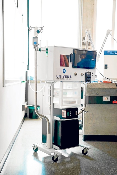La Superintendencia de Industria y Comercio otorgó la patente al desarrollo "Aparato de ventilación con sistema de fuelle" para el suministro de gases medicinales. Es un logro de investigadores de las universidades Autónoma de Manizales, de Caldas y Nacional sede Manizales que juntos construyeron un dispositivo que simula el movimiento de los pulmones y les ayuda a los pacientes a respirar. Es ejemplo del trabajo entre universidades públicas y privadas. La Superintendencia de Industria y Comercio otorgó la patente al desarrollo "Aparato de ventilación con sistema de fuelle" para el suministro de gases medicinales. Es un logro de investigadores de las universidades Autónoma de Manizales, de Caldas y Nacional sede Manizales que juntos construyeron un dispositivo que simula el movimiento de los pulmones y les ayuda a los pacientes a respirar. Es ejemplo del trabajo entre universidades públicas y privadas.