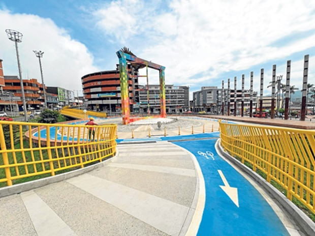 La plazoleta Alfonso López, que forma parte del bulevar de la 19, clama por ser revitalizada. La obra la inició la Alcaldía de Carlos Mario Marín para contribuir al entorno universitario y reducir el crimen, pero lo que comenzó con retrasos y generó sobrecostos pudo terminarse en mayo de este 2025, ya en la Alcaldía de Jorge Eduardo Rojas. Los propósitos de uso no se cumplen y la soledad predomina. Se le debe dar un impulso comercial y ciudadano a este sitio.