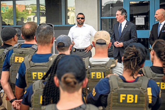 Unos 600 soldados de Estados Unidos quedarían a disposición para acudir a cualquier lugar de este país si se presentan disturbios civiles. El plan lo evalúa el Pentágono, costaría cientos de millones de dólares para que los militares estén disponibles las 24 horas del día y se desplacen en aeronaves militares a partir del 2027. Esto se conoció tras la orden del presidente Trump de desplegar la Guardia Nacional a Washington para combatir la delincuencia y retirar de las calles a personas sin hogar. Ya lo ha 