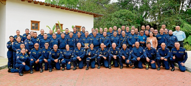 El Cuerpo Oficial de Bomberos de Manizales recibió un merecido reconocimiento por sus 100 años como organismo de socorro y atención de emergencias. La Alcaldía ofreció esta exaltación y otorgó el Escudo de Manizales a varios de los bomberos; entre ellos a los más antiguos con 40 años de servicio: el teniente José James Bedoya Castro y Ómar Castaño Castrillón, jefe de la Estación Maltería. Agradecimientos a los 108 integrantes de esta institución por la valiosa y arriesgada labor que desarrollan todos los dí