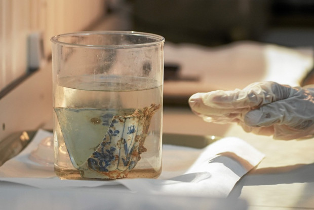 10 años después del hallazgo del Galeón San José, construido en 1698 en Guipúzcoa (España), una expedición científica del Gobierno nacional retiró los primeros objetos y fragmentos del navío que reposa a unos 600 metros de profundidad, cerca de Cartagena. Fueron presentados un cañón, porcelanas chinas y monedas. Con la ayuda del robot submarino Saab Seaeye Lynx, la Armada Nacional junto con el Instituto Colombiano de Antropología e Historia y la Dirección General Marítima exploraron en un año unos 461 mil m