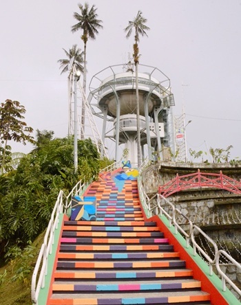 Embellecieron la Torre de Chipre