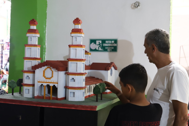Figura de la Iglesia de Chipre en Lego