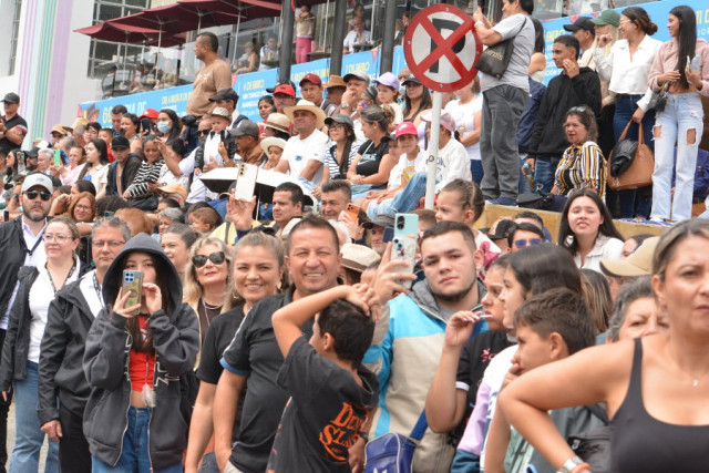 El público no paró de registrar con sus celulares el paso de las reinas.