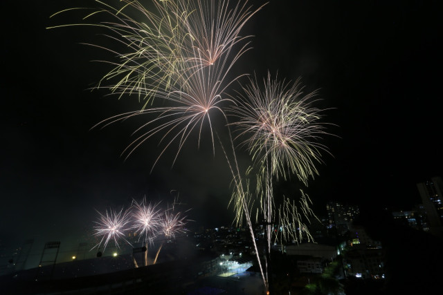 La pólvora escaló en ruido y altura progresivamente. Cerró con una oleada de estallidos.