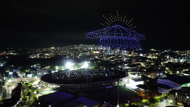 El acto con drones exhibió figuras que se movían. Se representaron estas figuras: colibrí, mujer, Recinto del Pensamiento, carrito de balineras, tango, ciclismo, taza de café, yip con una candidata del Reinado Internacional del Café, fuegos artificiales, ingeniero, energía solar y los logos de la Chec y la Alcaldía de Manizales.