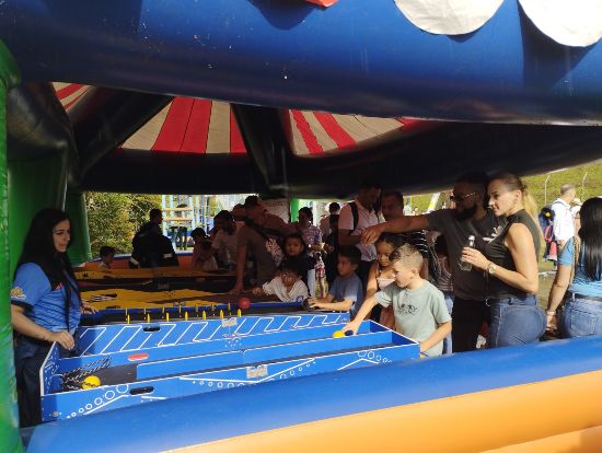 Familias en Mundo de Inflables en Los Yarumos