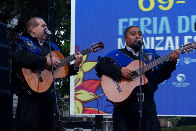 Los instrumentos utilizados por las tunas son en su mayoría acústicos: guitarras, bandolas, bandurrias, bajo acústico y la pandereta que es indispensable.