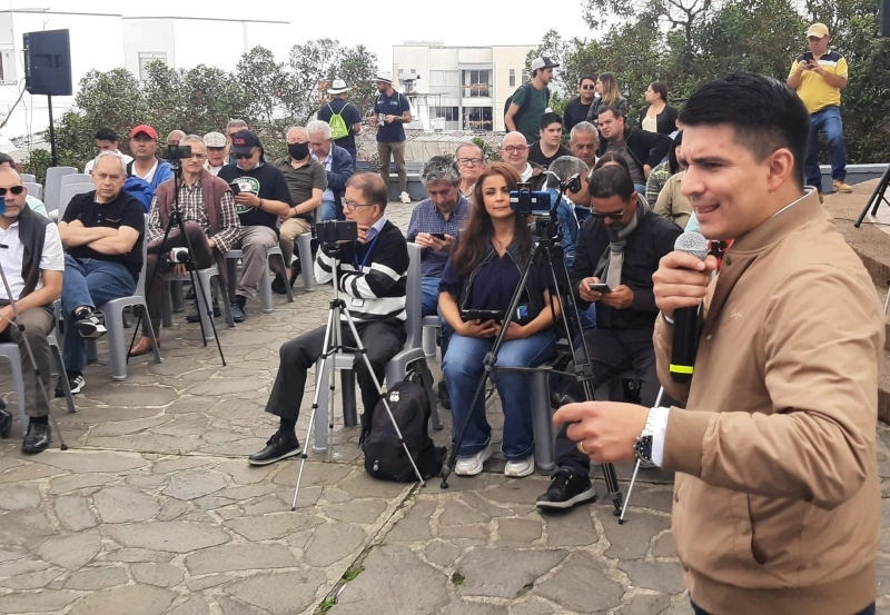 Camilo Naranjo, gerente del Instituto de Cultura y Turismo de Manizales, durante la presentación a los medios de comunicación en la torre de Chipre. 