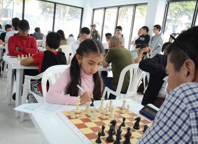 Ella es Sofía Marieth Cardona Garcés, la pequeña de 7 años de edad que ya mueve las fichas en el Internacional de Ajedrez de la Feria.