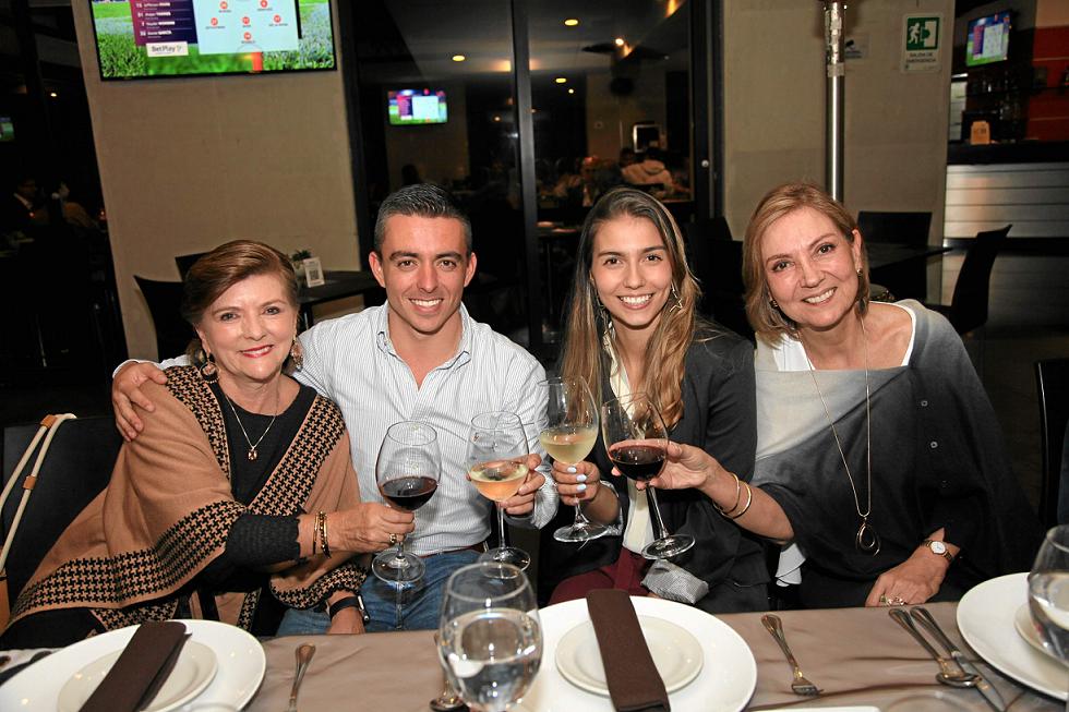 Martha Lucía Gómez Valencia, Santiago, Sofía y Liliana Jaramillo.