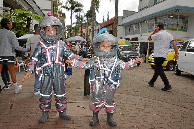 Los hermanos Esteban y Miguel Ángel Vargas fueron astronautas por un día. El disfraz lo elaboró su madre y parte de él fue con material reciclable, por ejemplo, los cascos.
