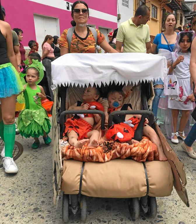 Aranzazu Foto | Diego Salgado | LA PATRIA Con un colorido desfile se celebró Halloween. Niños, jóvenes y adultos desfilaron desde la Estación de Servicio, ubicada en la salida a Salamina, hasta el Parque de Bolívar, donde el despacho de la primera gestora social les ofreció una programación infantil a los asistentes quienes se destacaron por su creatividad en los disfraces. Empleados de la Alcaldía y la Policía estuvieron también presentes en la actividad.