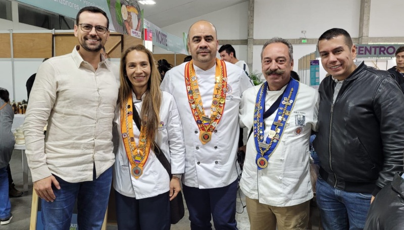 Fotos | cortesía Fenalco Caldas | LA PATRIA  Luis Carlos Velásquez Cardona, gobernador de Caldas; Francia Barona Ocampo, chef de cocina saludable y natural; Job Castañeda, chef cocina de autor; Juan Carlos Franco Restrepo, chef creador cocina tradicional y Juan José Silva Serna, director ejecutivo de Fenalco Caldas.