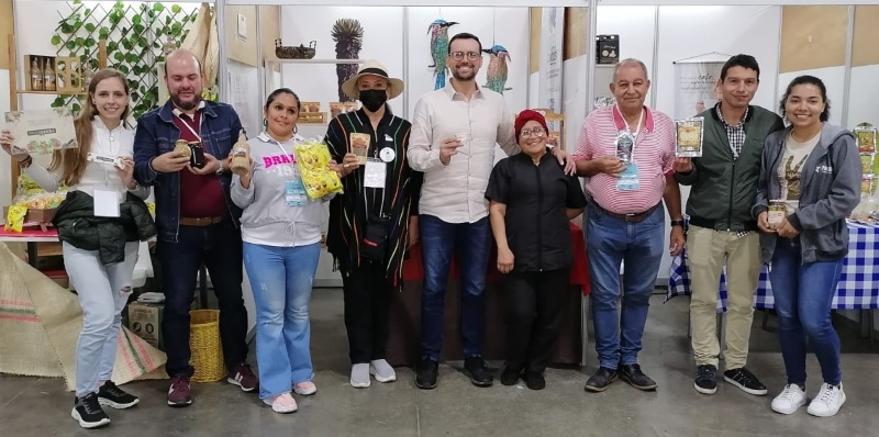 Fotos | cortesía Fenalco Caldas | LA PATRIA  Empresarios de la Estrategia Origen Caldas junto con Luis Carlos Velásquez Cardona, gobernador de Caldas.