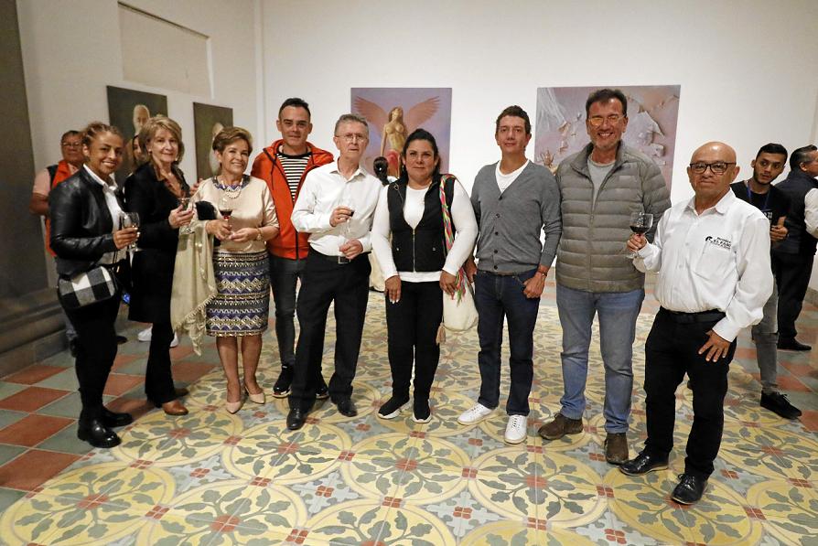 Asistentes al evento acompañan al pintor