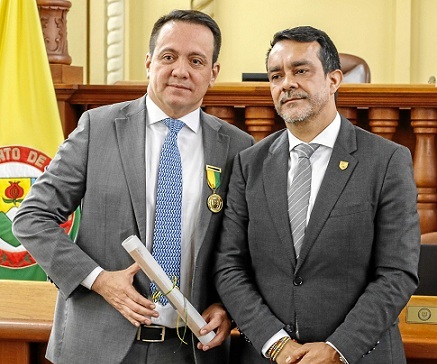 Jhon Freddy Saldaña Leopardo, líder social de La Dorada, por ser ejemplo de superación y liderazgo por 10 años en proyectos de transformación a través de actividades comunitarias y de capacitación que transforman la calidad de vida de sus habitantes recibió la distinción del presidente de la Asamblea, Jorge Hernán Aguirre.