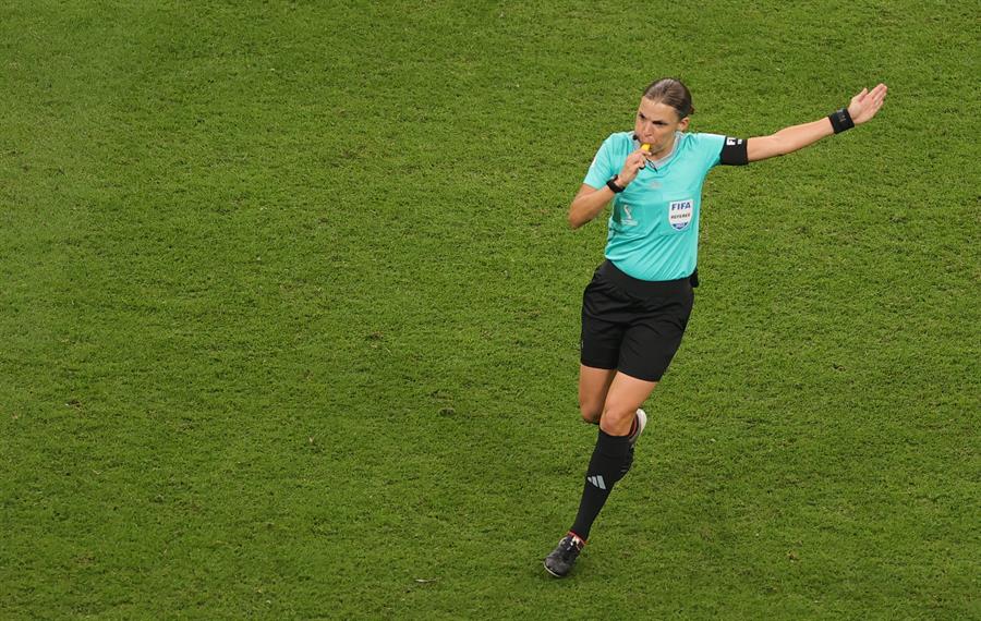 Por primera vez en la historia un grupo arbitral conformado solo por mujeres dirige un partido del Mundial de Fútbol