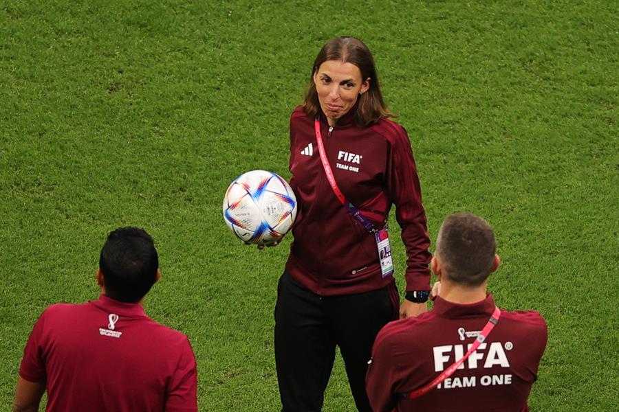 Por primera vez en la historia un grupo arbitral conformado solo por mujeres dirige un partido del Mundial de Fútbol