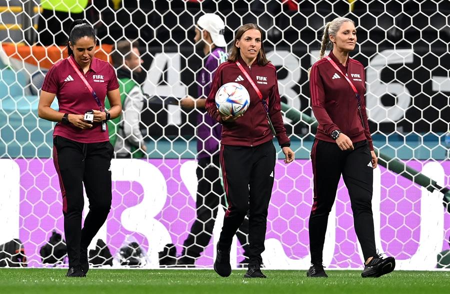Por primera vez en la historia un grupo arbitral conformado solo por mujeres dirige un partido del Mundial de Fútbol