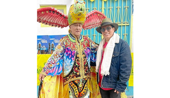 El reconocido reinólogo Jorge Wilson Rodríguez posa al lado de un cuadrillero durante el desfile en el Carnaval de Riosucio.